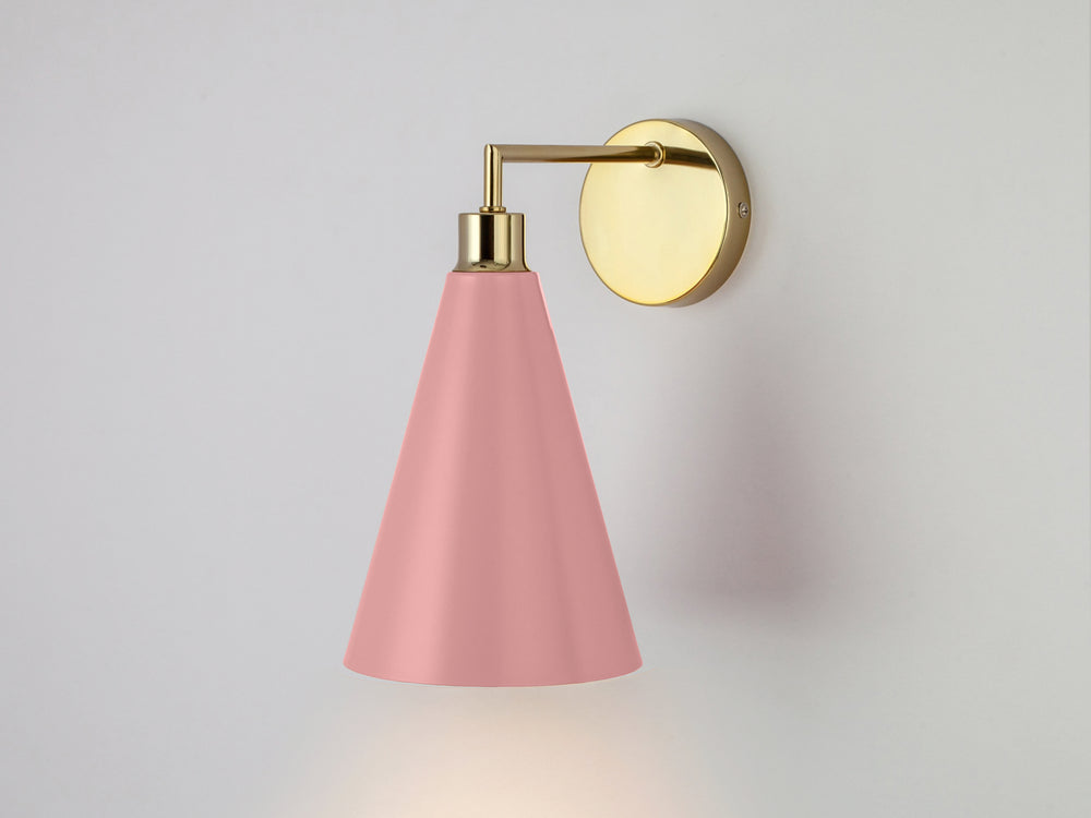 Wandlamp met roze kegelschaduw